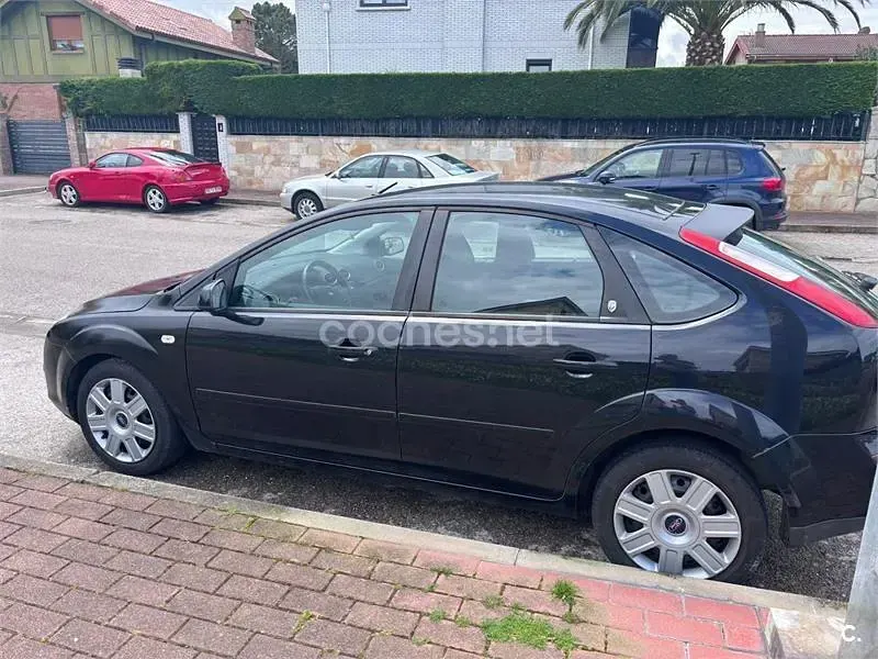 Usado Ford Focus Ghia 136 CV (100 kW) 2005 Negro Berlina
