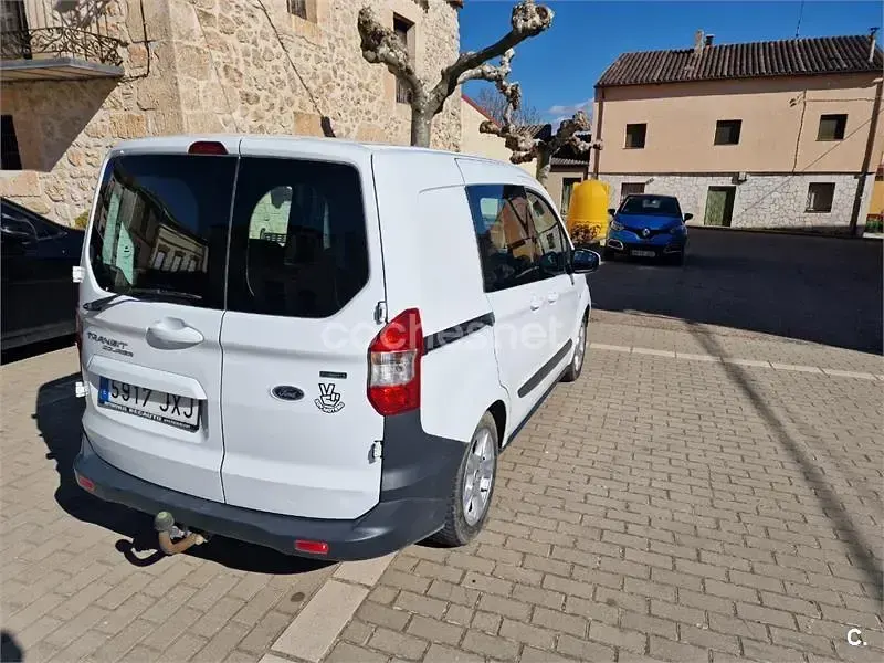 Usado Ford Tourneo Courier Trend 100 CV (73 kW) 2017 Blanco Monovolumen