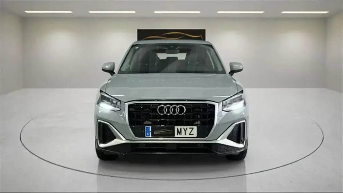 Usado Audi Q2 Black Edition 116 CV (85 kW) 2025 Gris / plata SUV