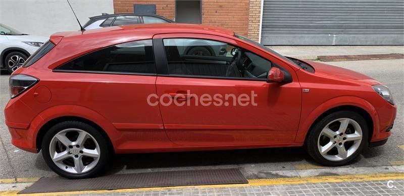 Rojo Usado 2006 Opel Astra GTC Cosmo Berlina | 3400 € (Precio justo) - Imagen 1/4