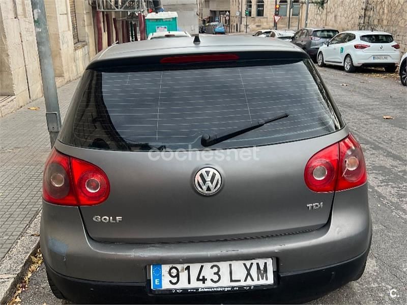 Usado VW Golf IV Highline 105 CV (77 kW) 2005 Gris / plata Berlina