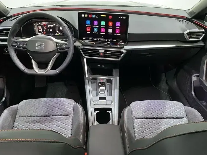 Usado Seat Leon FR 150 CV (110 kW) 2024 Rojo Familiar