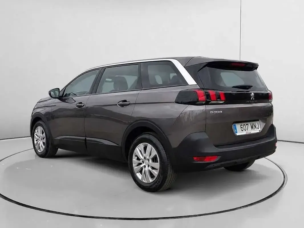 Usado Peugeot 5008 Active 136 CV (100 kW) 2024 Gris SUV