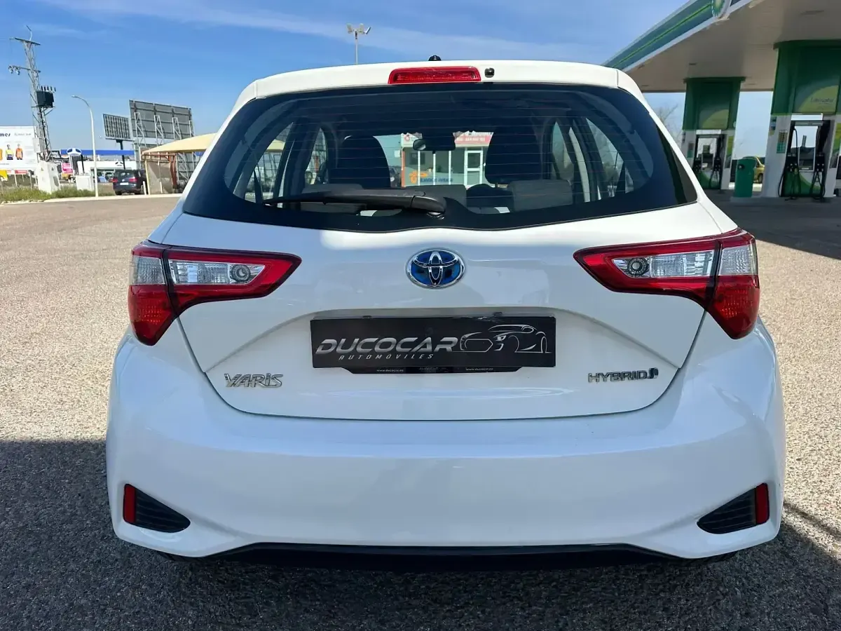 Usado Toyota Yaris Active 116 CV (85 kW) 2021 Blanco Utilitario