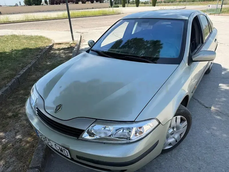 Usado Renault Laguna II Authentique 100 CV (73 kW) 2003 Gris / plata Berlina