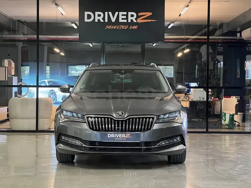 Usado Skoda Superb Style 150 CV (110 kW) 2023 Gris / plata Familiar