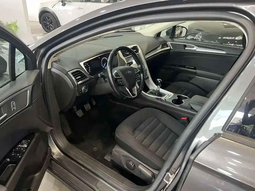 Usado Ford Mondeo Business Edition 120 CV (88 kW) 2018 Gris Berlina