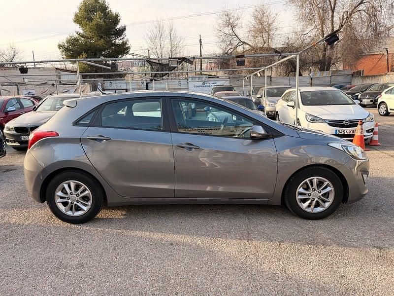 Usado Hyundai i30 Base 90 CV (66 kW) 2014 Gris / plata Berlina