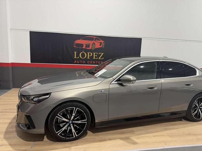 Usado 2024 BMW 530e Comfort Edition Berlina | 63.800 € - Imagen 1/4