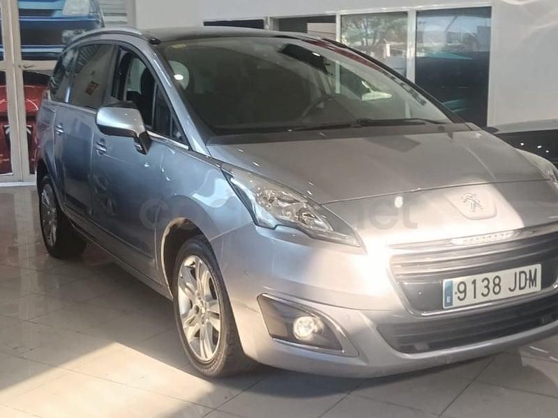 Usado Peugeot 5008 Active 120 CV (88 kW) 2015 Gris / plata Monovolumen