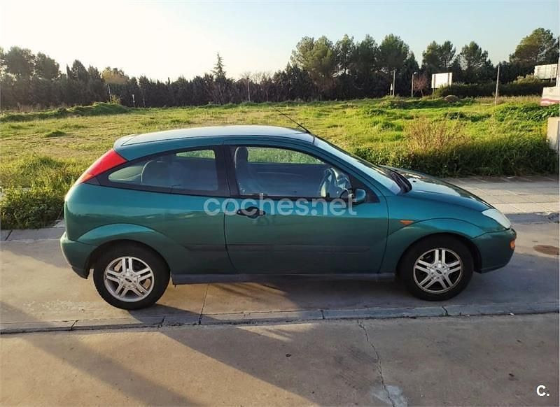 Usado Ford Focus Trend 100 CV (73 kW) 2000 Verde Berlina