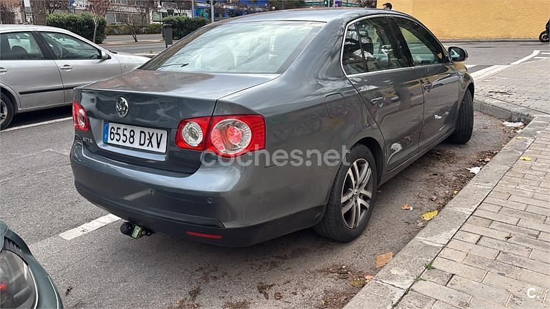 Gris / plata Usado 2006 VW Jetta Advance Berlina | 3250 € (Buen precio) - Imagen 1/1