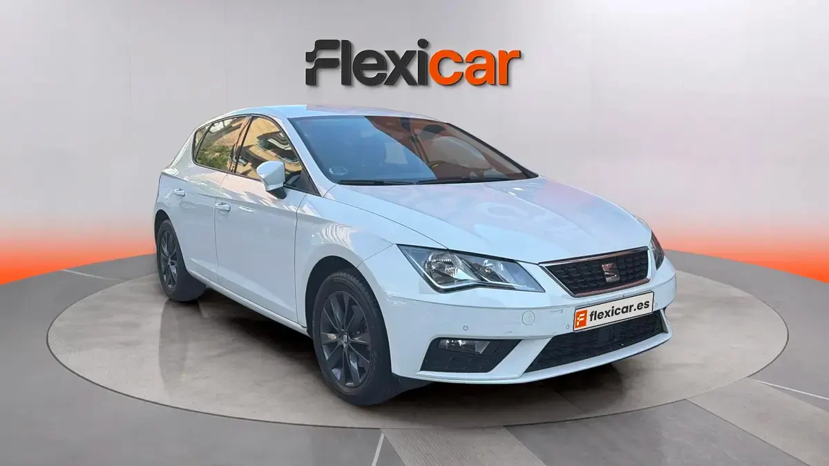 Usado Seat Leon Style 130 CV (95 kW) 2019 Blanco Berlina