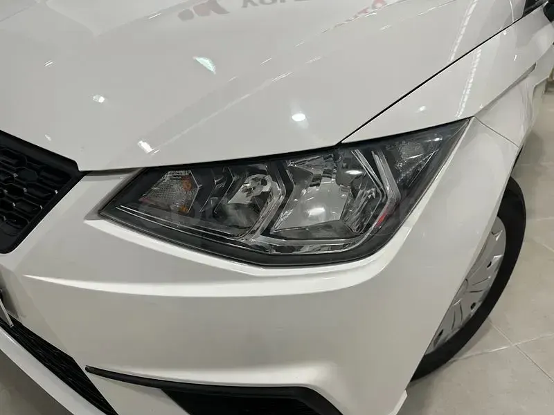 Begagnad Seat Ibiza Business 90 HK (66 kW) 2021 Vit Halvkombi