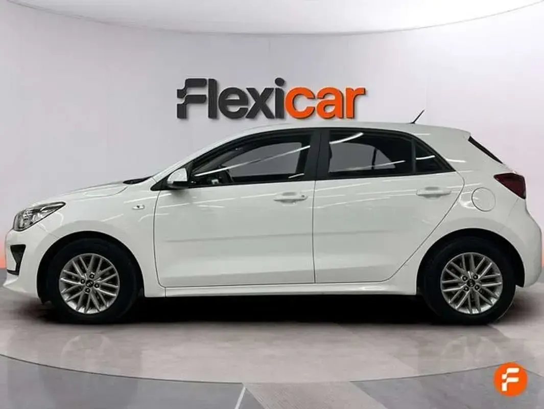 Usado Kia Rio 84 CV (61 kW) 2020 Blanco Berlina