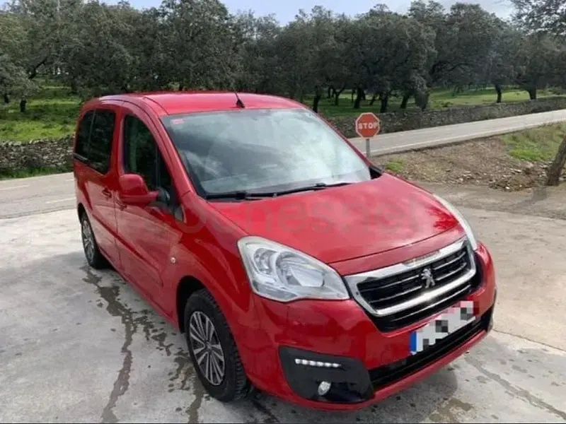 Usado Peugeot Partner Tepee Active 100 CV (73 kW) 2016 Rojo Monovolumen