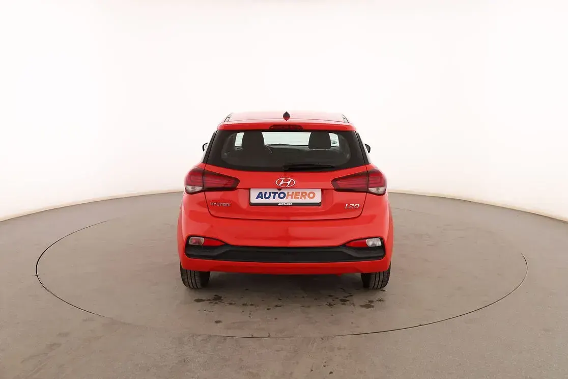 Usado Hyundai i20 75 CV (55 kW) 2018 Rojo Berlina