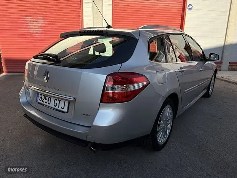 Usado Renault Laguna GrandTour 130 CV (95 kW) 2010 Plateado Familiar