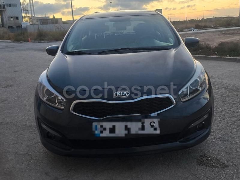 Gris / plata Usado 2016 Kia Ceed GT GT-Line Berlina | 8499 € (Buen precio) - Imagen 1/4