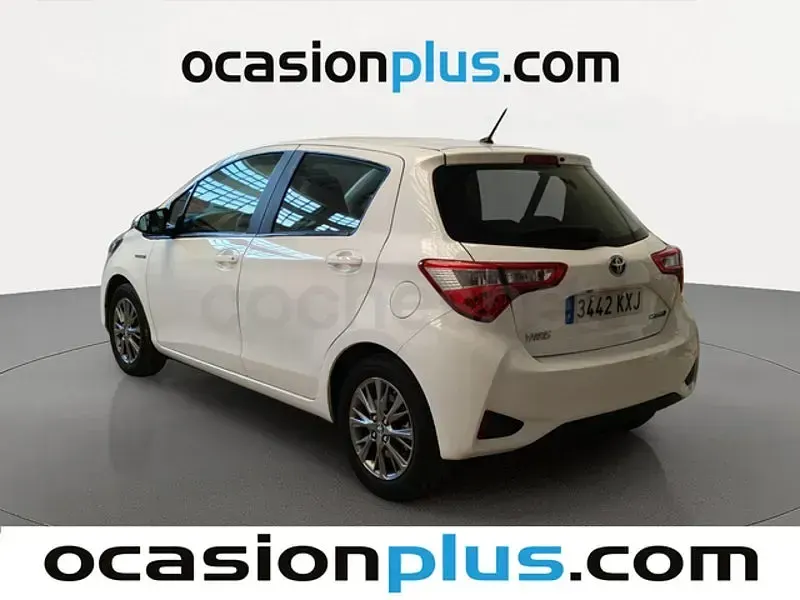 Usado Toyota Yaris Hybrid Active 100 CV (73 kW) 2019 Blanco Berlina