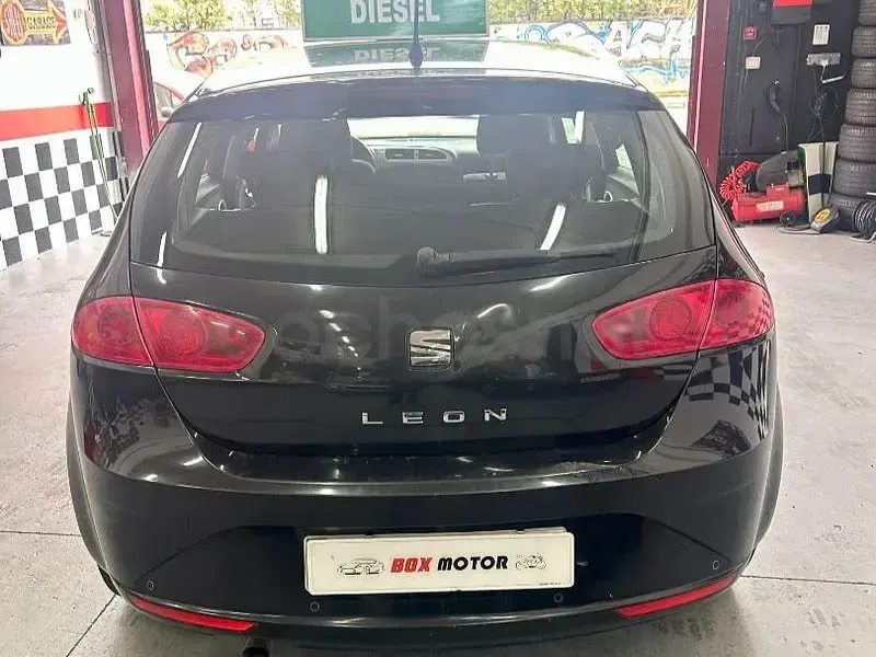 Usado Seat Leon Style 105 CV (77 kW) 2010 Negro Utilitario