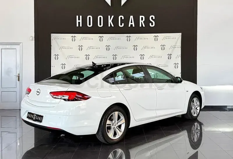 Usado Opel Insignia Business Elegance 122 CV (89 kW) 2021 Blanco Berlina