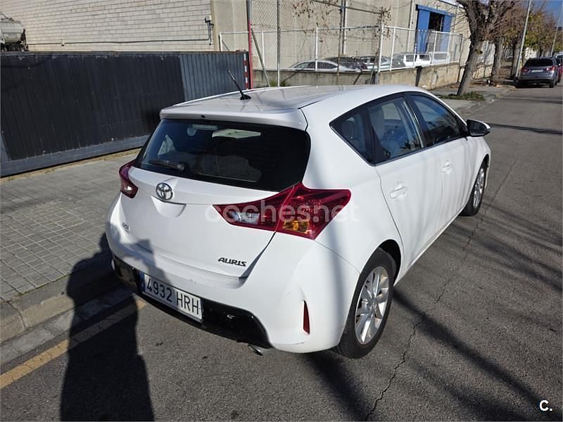 Usado Toyota Auris Advance 126 CV (92 kW) 2013 Blanco Berlina