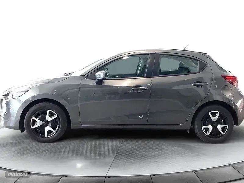Usado Mazda 2 90 CV (66 kW) 2024 Gris Utilitario