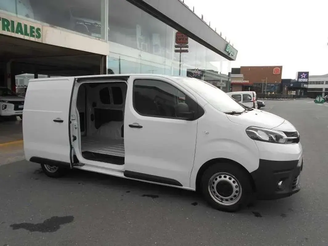 Usado Toyota Proace Plus 101 CV (74 kW) 2023 Blanco Monovolumen