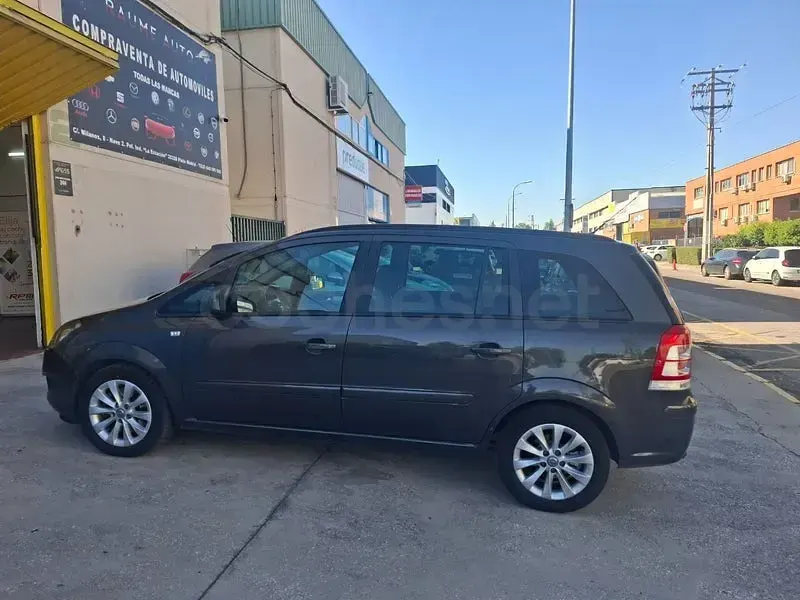 Usado Opel Zafira Family 110 CV (80 kW) 2015 Gris / plata Monovolumen