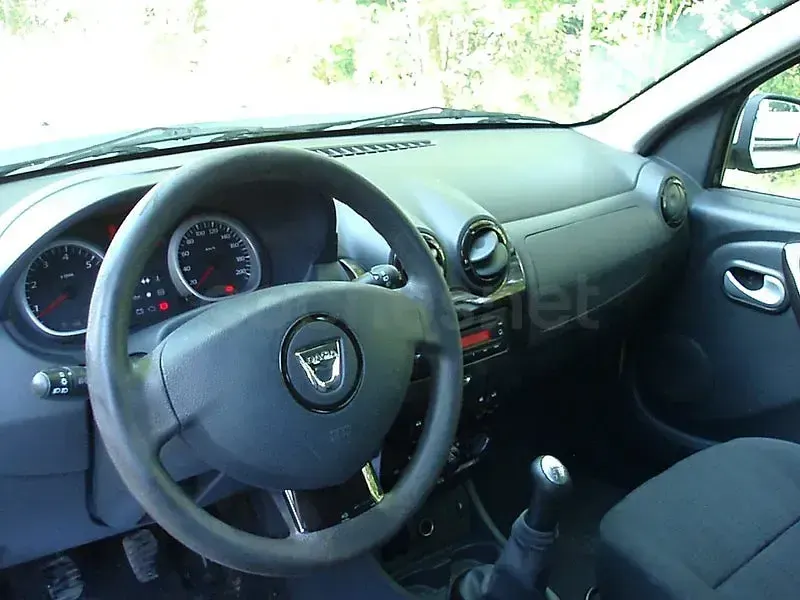 Usado Dacia Duster Lauréate 105 CV (77 kW) 2011 Blanco SUV