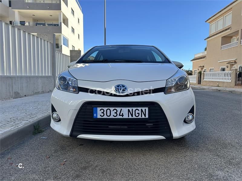 Usado Toyota Yaris Hybrid Active 100 CV (73 kW) 2013 Blanco Berlina