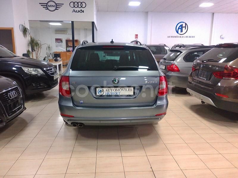 Usado Skoda Superb Exclusive 160 CV (117 kW) 2013 Gris / plata Familiar