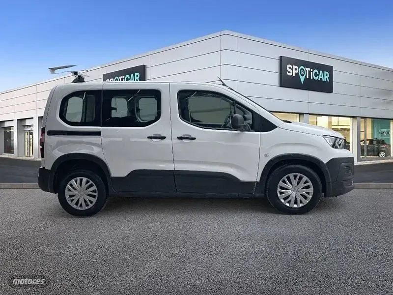 Usado Peugeot Rifter Access 100 CV (73 kW) 2020 Blanco Monovolumen