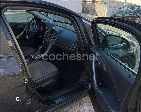 Usado Opel Astra Excellence 165 CV (121 kW) 2011 Negro Familiar