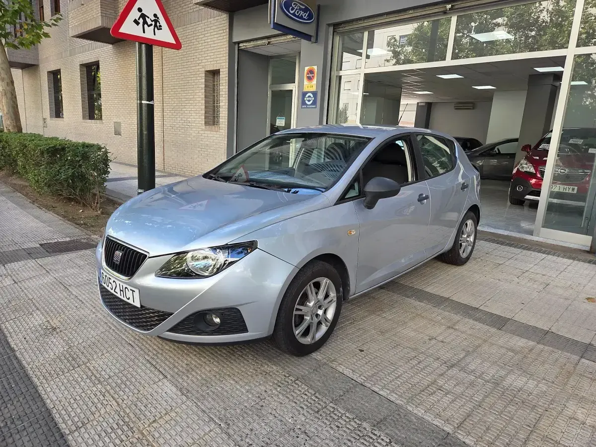 Usado Seat Ibiza Reference 86 CV (63 kW) 2011 Plateado Utilitario