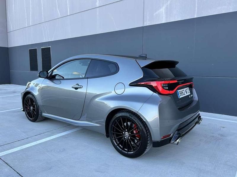 Usado Toyota Yaris 276 CV (202 kW) 2024 Gris Utilitario