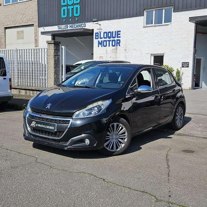 Usado Peugeot 208 Allure 92 CV (67 kW) 2015 Negro Utilitario