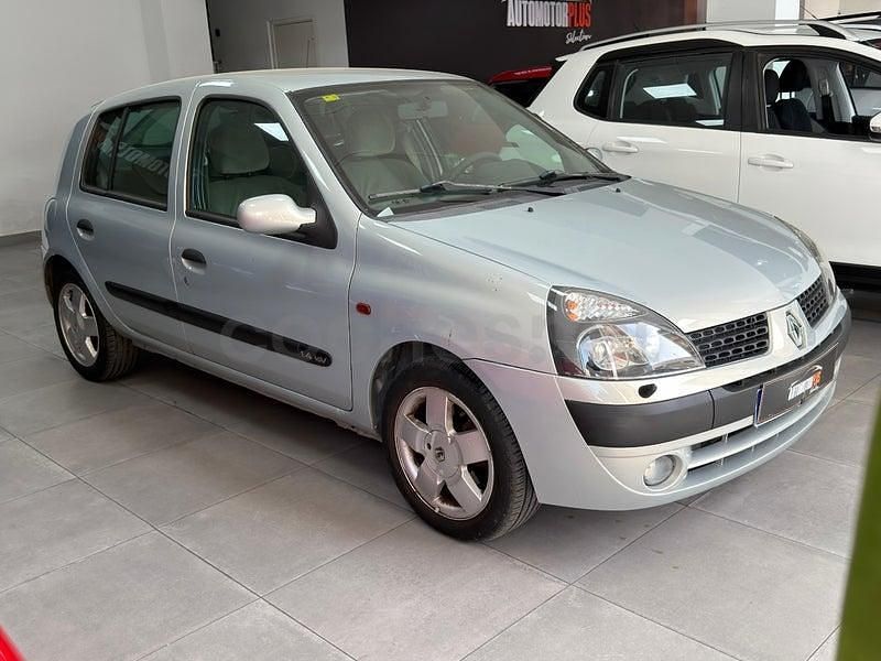 Usado Renault Clio II Dynamique 98 CV (72 kW) 2001 Gris / plata Berlina