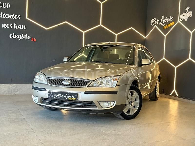 Usado Ford Mondeo Ghia 130 CV (95 kW) 2004 Beige Berlina