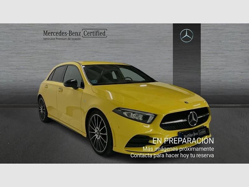Usado Mercedes A180 AMG line 116 CV (85 kW) 2021 Blanco escarcha Utilitario