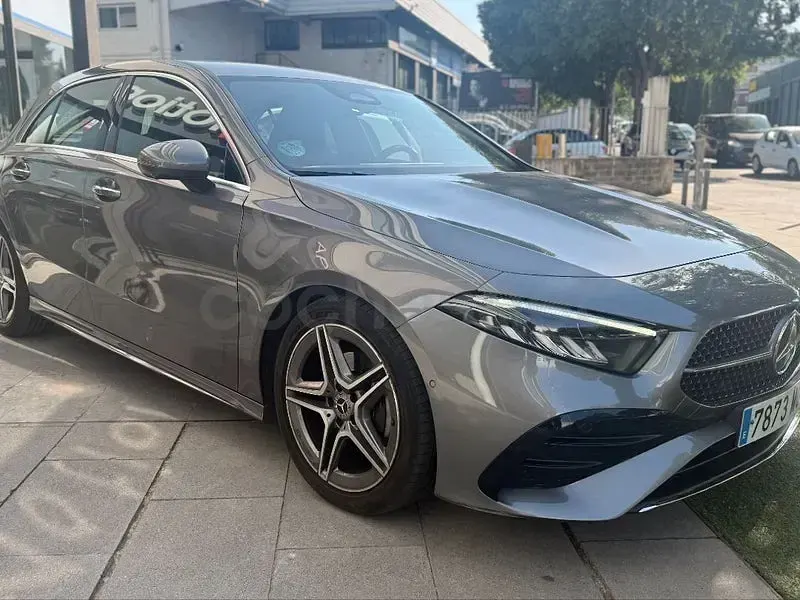 Usado Mercedes A180 Premium 116 CV (85 kW) 2023 Gris / plata Berlina