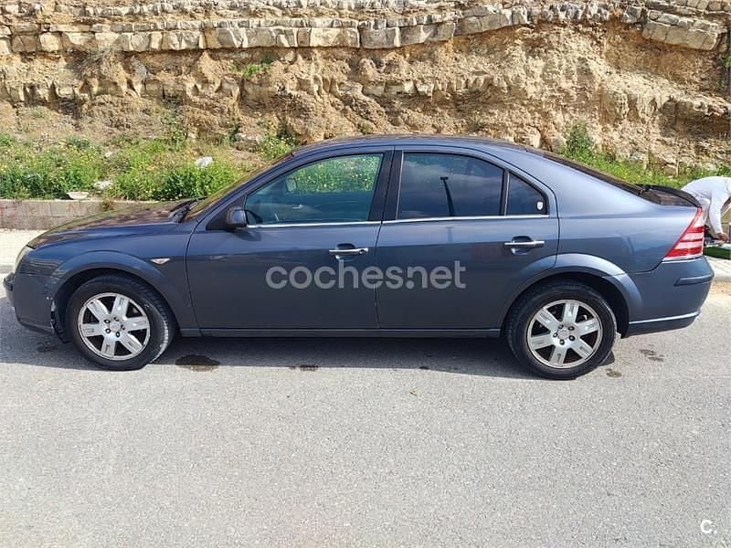 Usado Ford Mondeo Ghia 155 CV (114 kW) 2005 Gris / plata Berlina