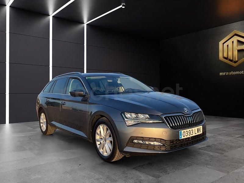 Usado Skoda Superb Ambition 150 CV (110 kW) 2022 Gris / plata Familiar