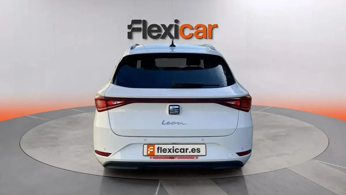 Usado Seat Leon Style 116 CV (85 kW) 2021 Blanco Familiar