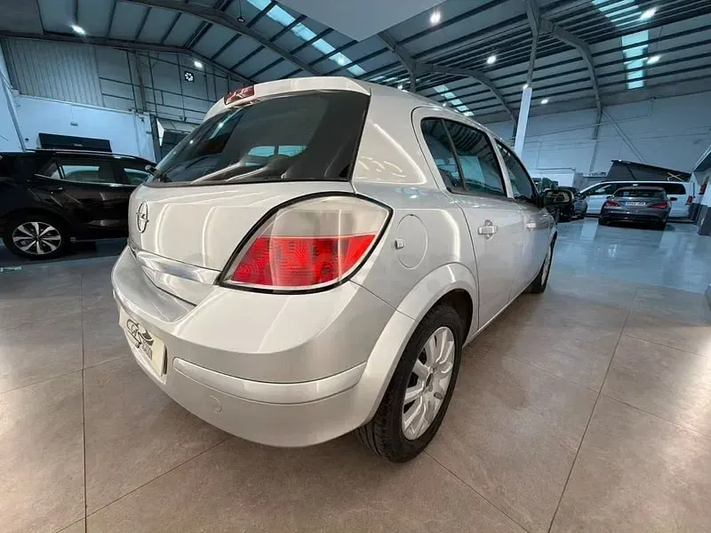 Usado Opel Astra Essentia 90 CV (66 kW) 2004 Gris / plata Berlina