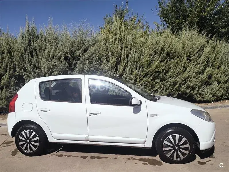 Usado Dacia Sandero Lauréate 75 CV (55 kW) 2012 Blanco Berlina