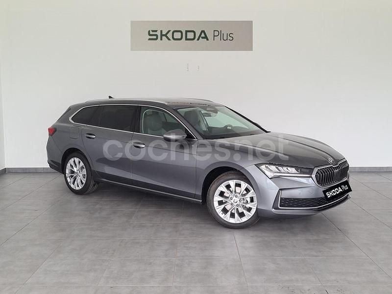 Gris / plata Usado 2024 Skoda Superb Selection Familiar | 36.900 € (Precio justo) - Imagen 1/4