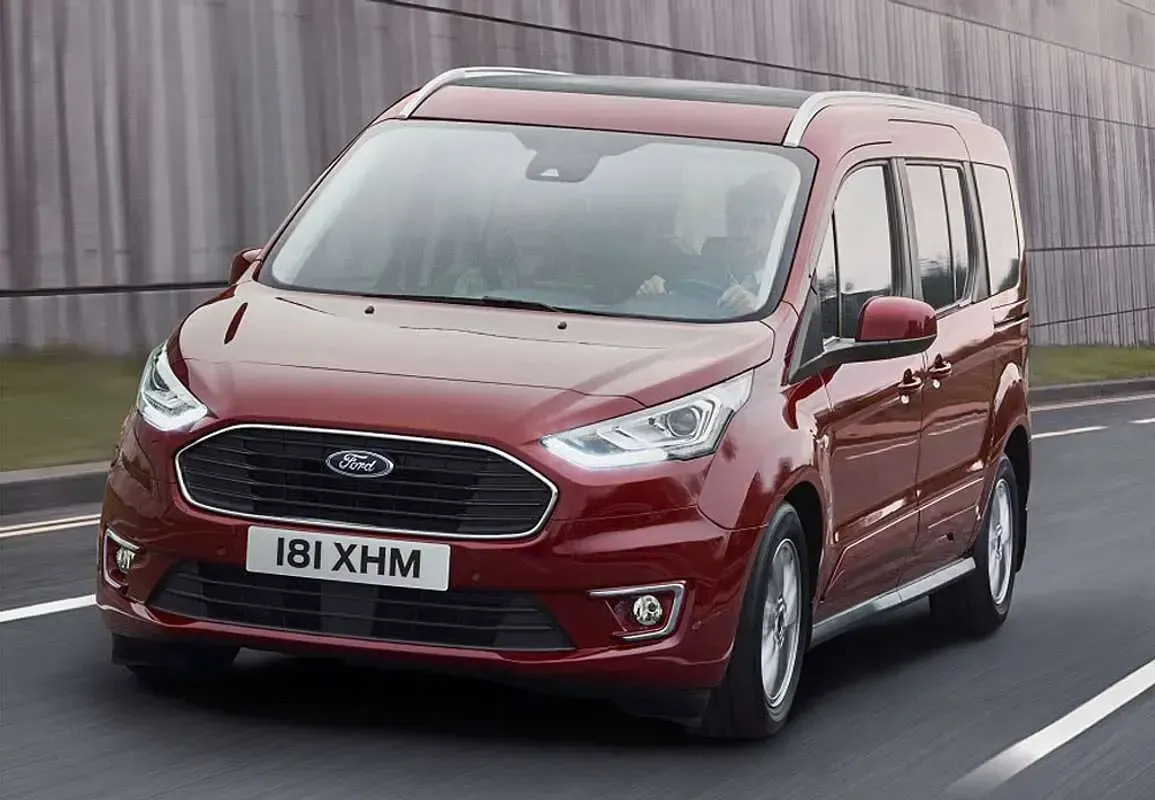 Usado Ford Tourneo Connect Trend 150 CV (110 kW) 2014 Marrón Monovolumen