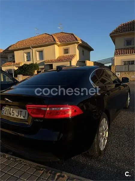 Usado Jaguar XE R-Sport 180 CV (132 kW) 2016 Negro Berlina